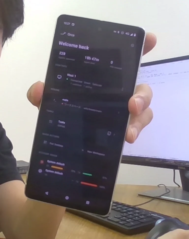 スマホに表示したOrcaのモバイルアプリ。パソコン（ホスト）に接続中と表示されている