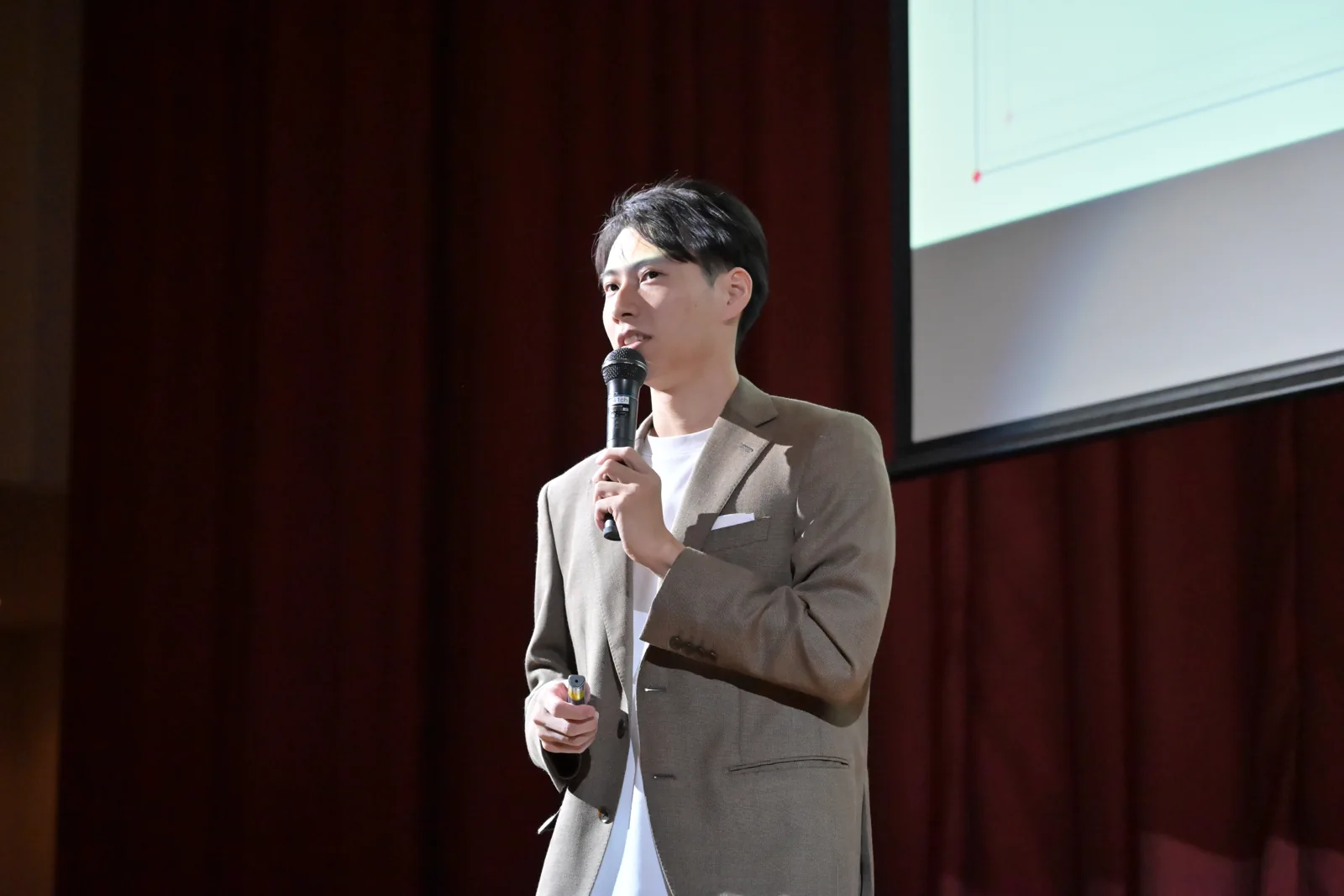 マイクを持って話すAiWiLL代表の赤堀亘