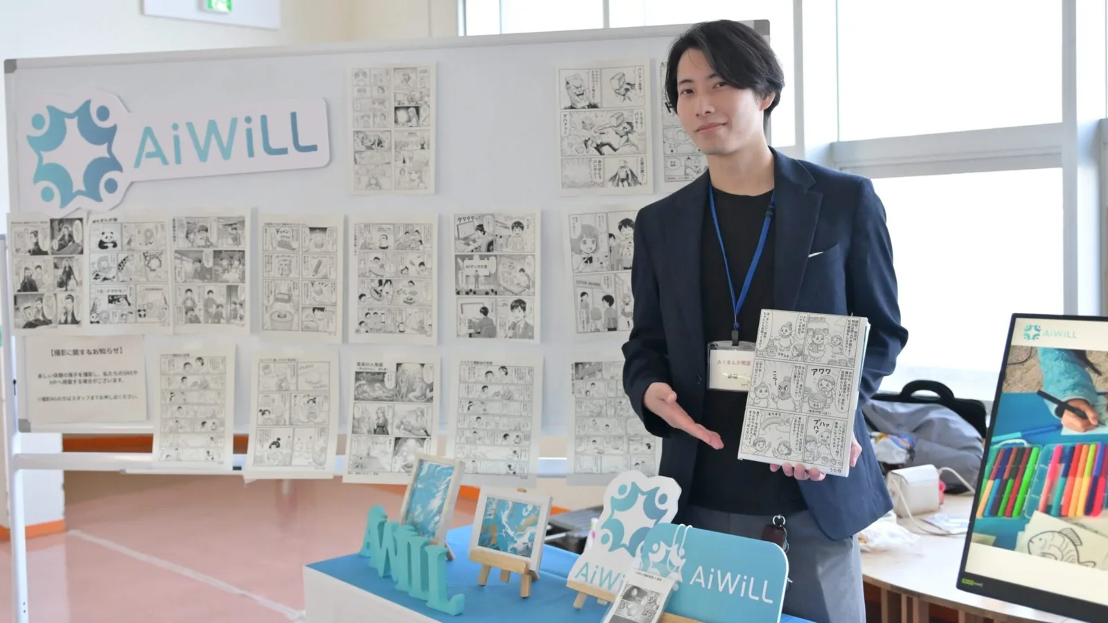 ワークショップの会場で作品を手に説明する赤堀