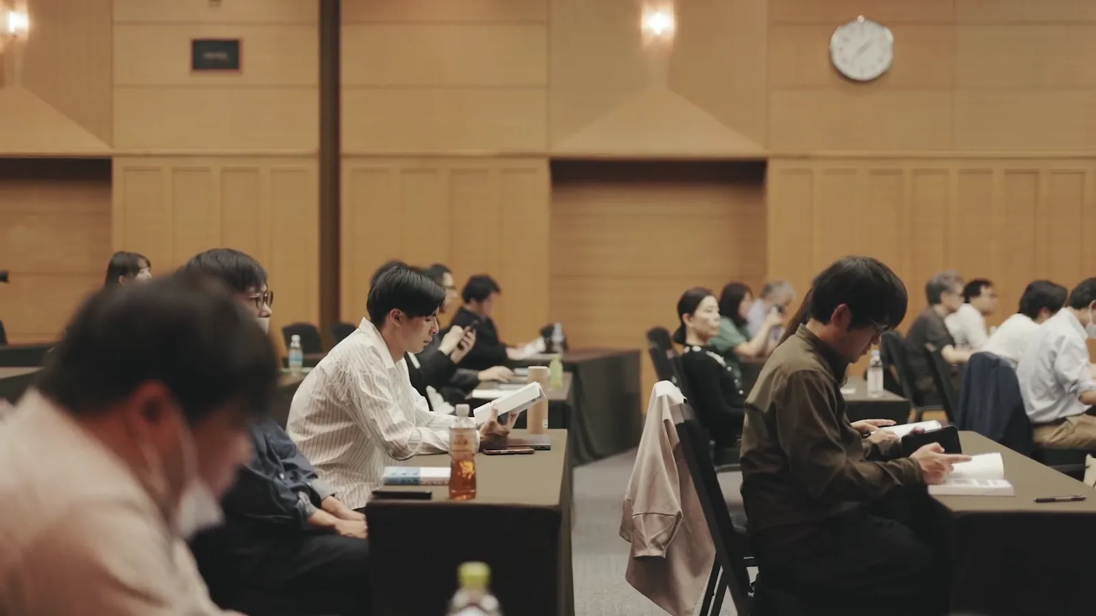 セミナー会場で講演を聞く参加者
