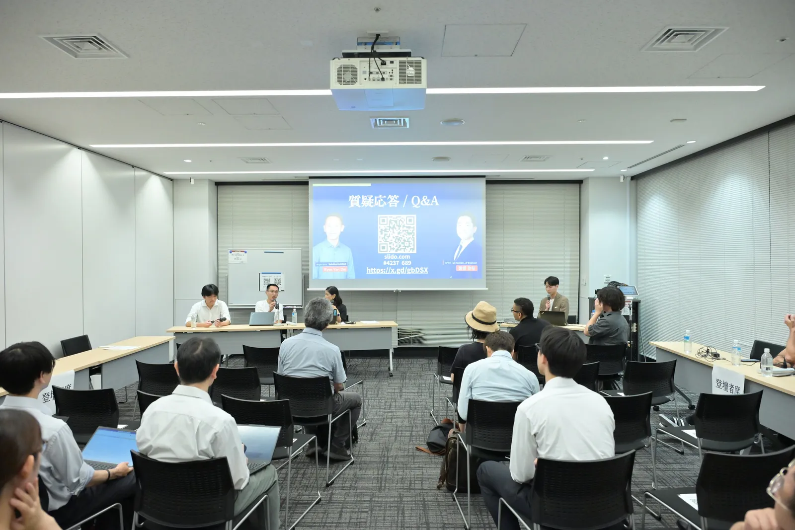 登壇者の話を聞く参加者たち